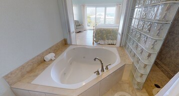 Apartamento Premium, 3 habitaciones, vistas al mar, junto a la piscina | Baño | Ducha y bañera combinadas y bañera de hidromasaje