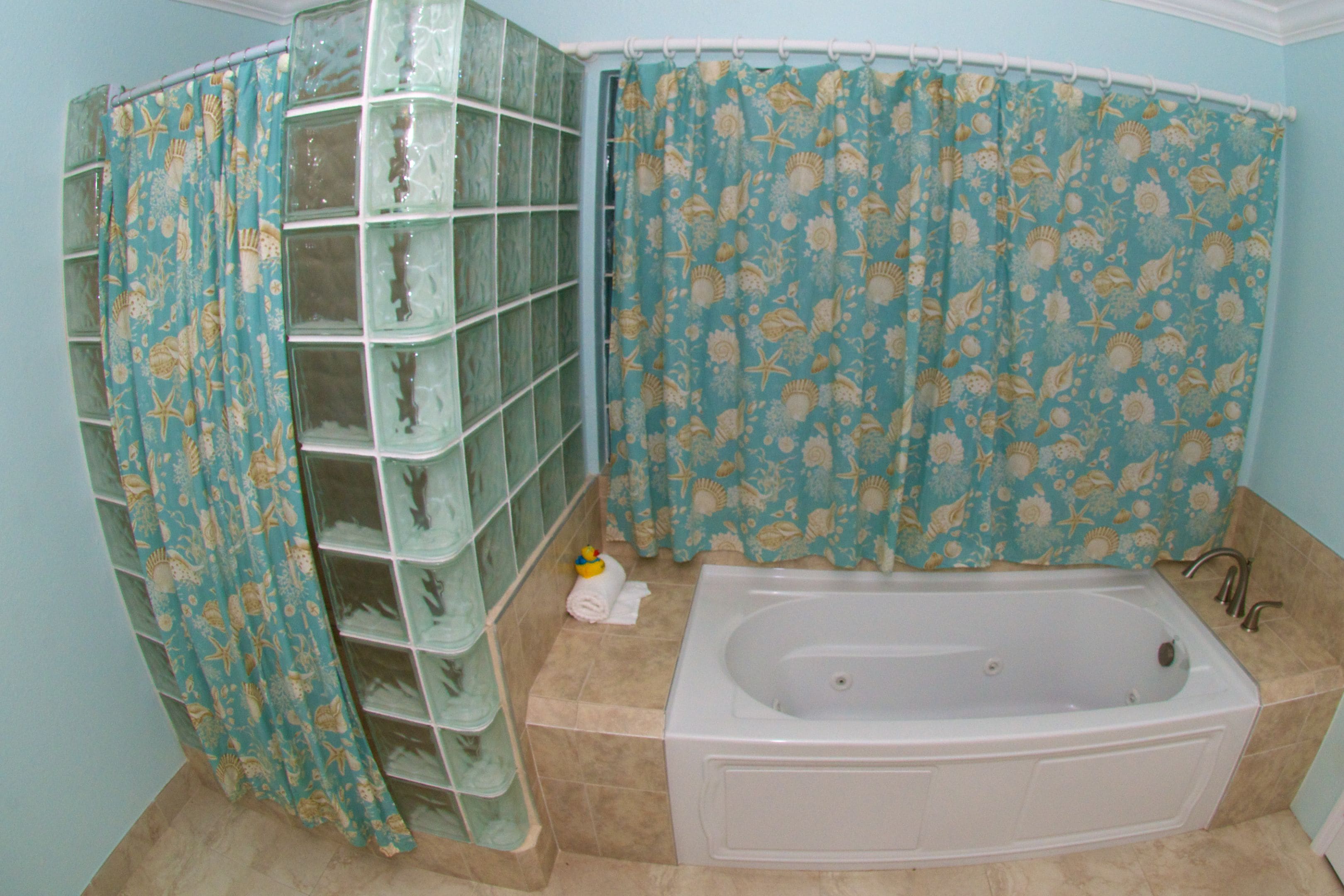 deluxe condo, 1 bedroom, poolside | deep-soaking bathtub