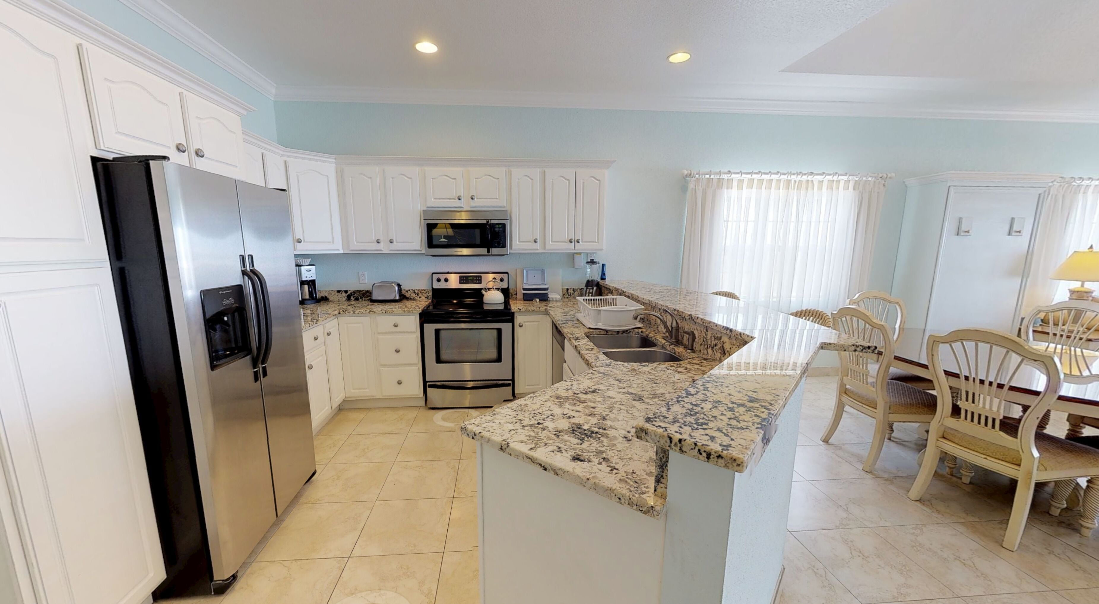 premium condo, 3 bedrooms, ocean view, poolside | private kitchen | fridge, microwave, oven, stovetop