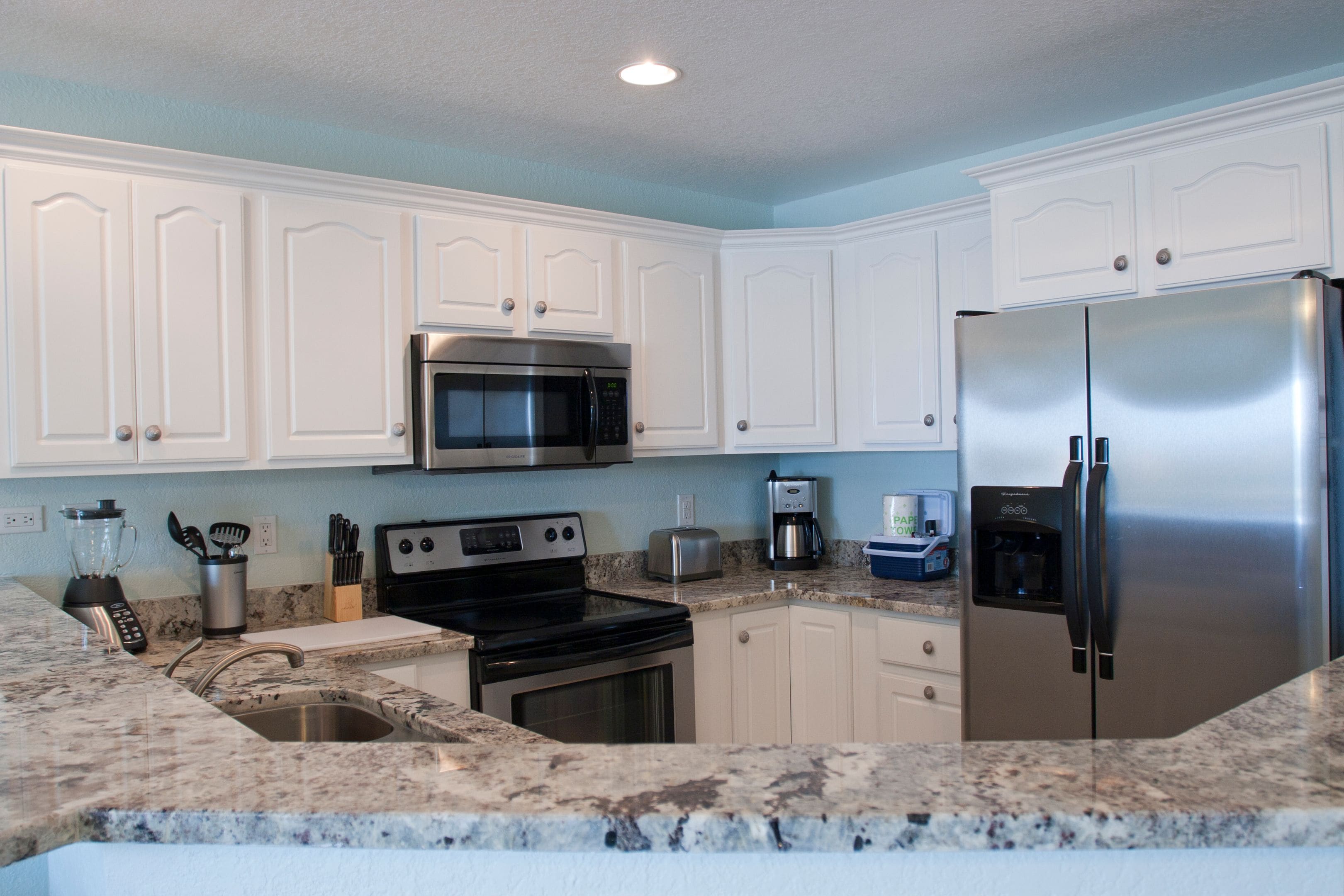 deluxe condo, 1 bedroom, poolside | private kitchen | fridge, microwave, oven, stovetop