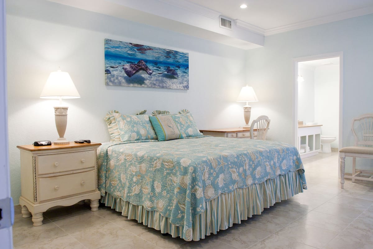 Deluxe Condo, 1 Bedroom, Poolside