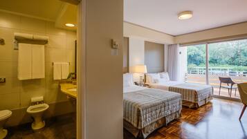 Superior Vista Piscina - Duas Camas Casal | Roupas de cama antialérgicas, frigobar, cofres nos quartos