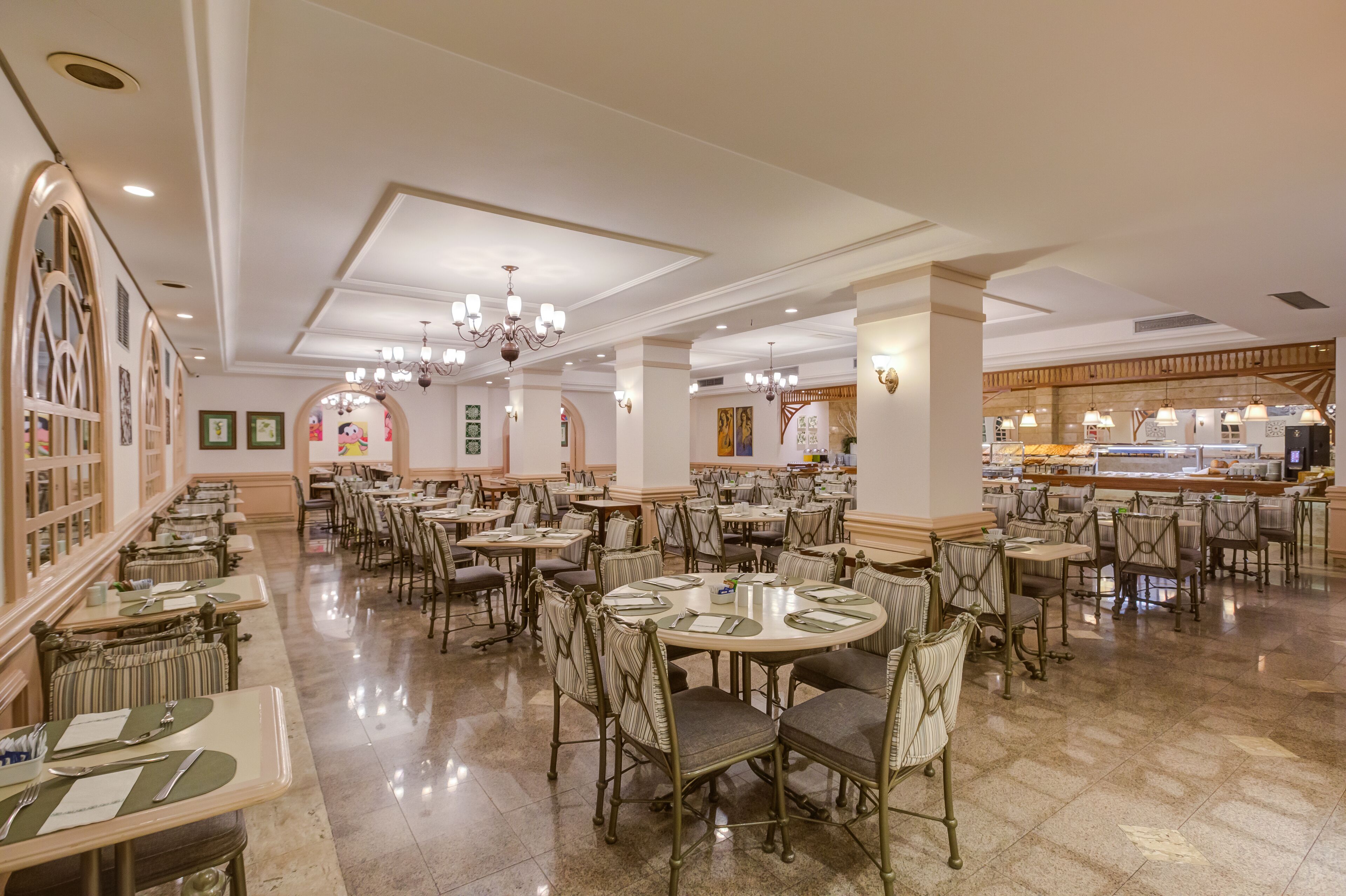 朝食 (フル ブレックファスト)、毎日提供 (無料)