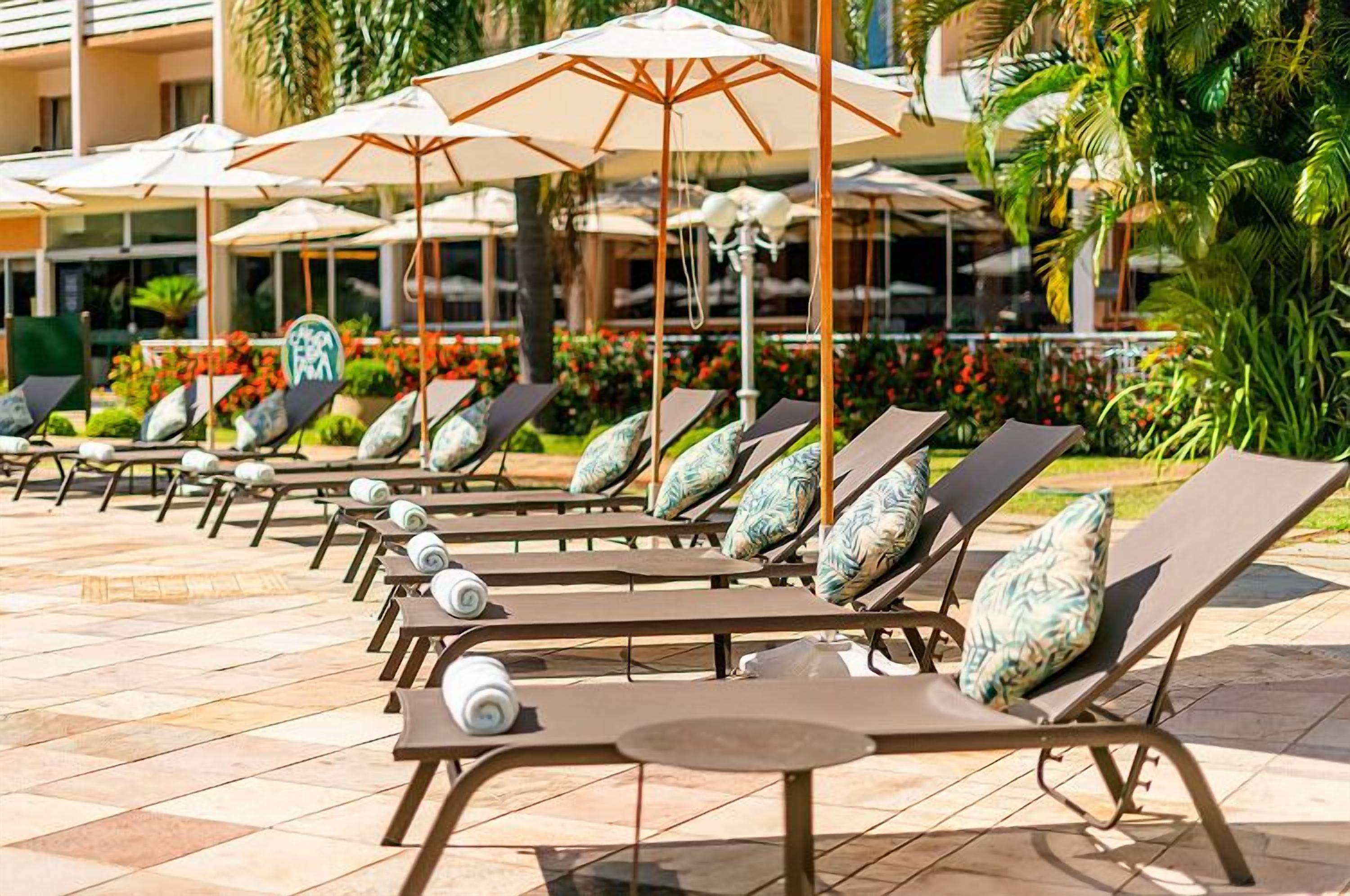 屋内プール、屋外プール、プール パラソル、サンラウンジ ャー