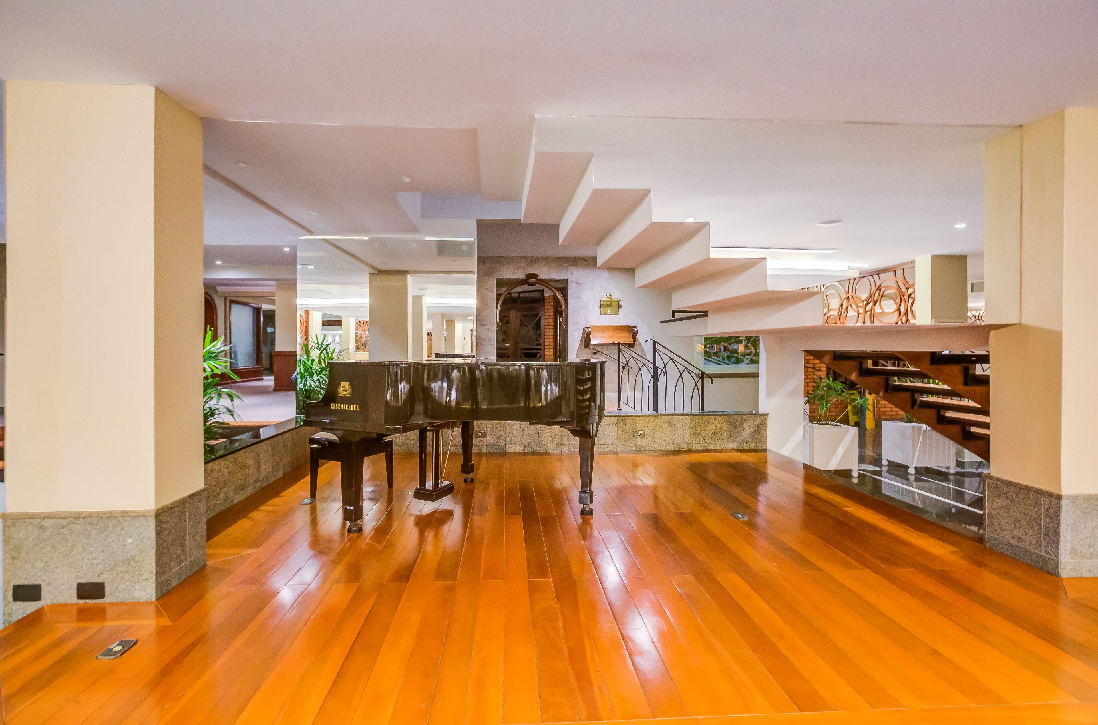 2 bars/lounges, swim-up bar, poolside bar