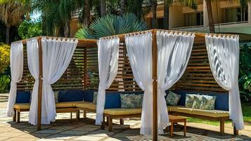 Piscina interna, piscina externa, guarda-sóis, espreguiçadeiras