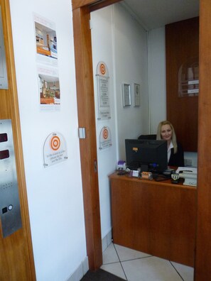 Reception - PREMIER SUITES Nottingham (Nottingham)