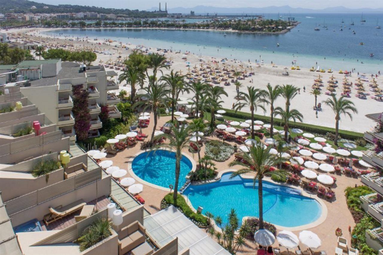 Outdoor pool, pool umbrellas