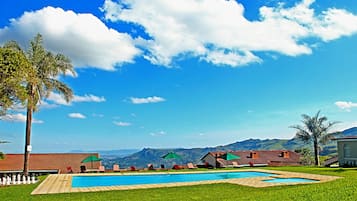 Piscine extérieure, parasols de plage, chaises longues