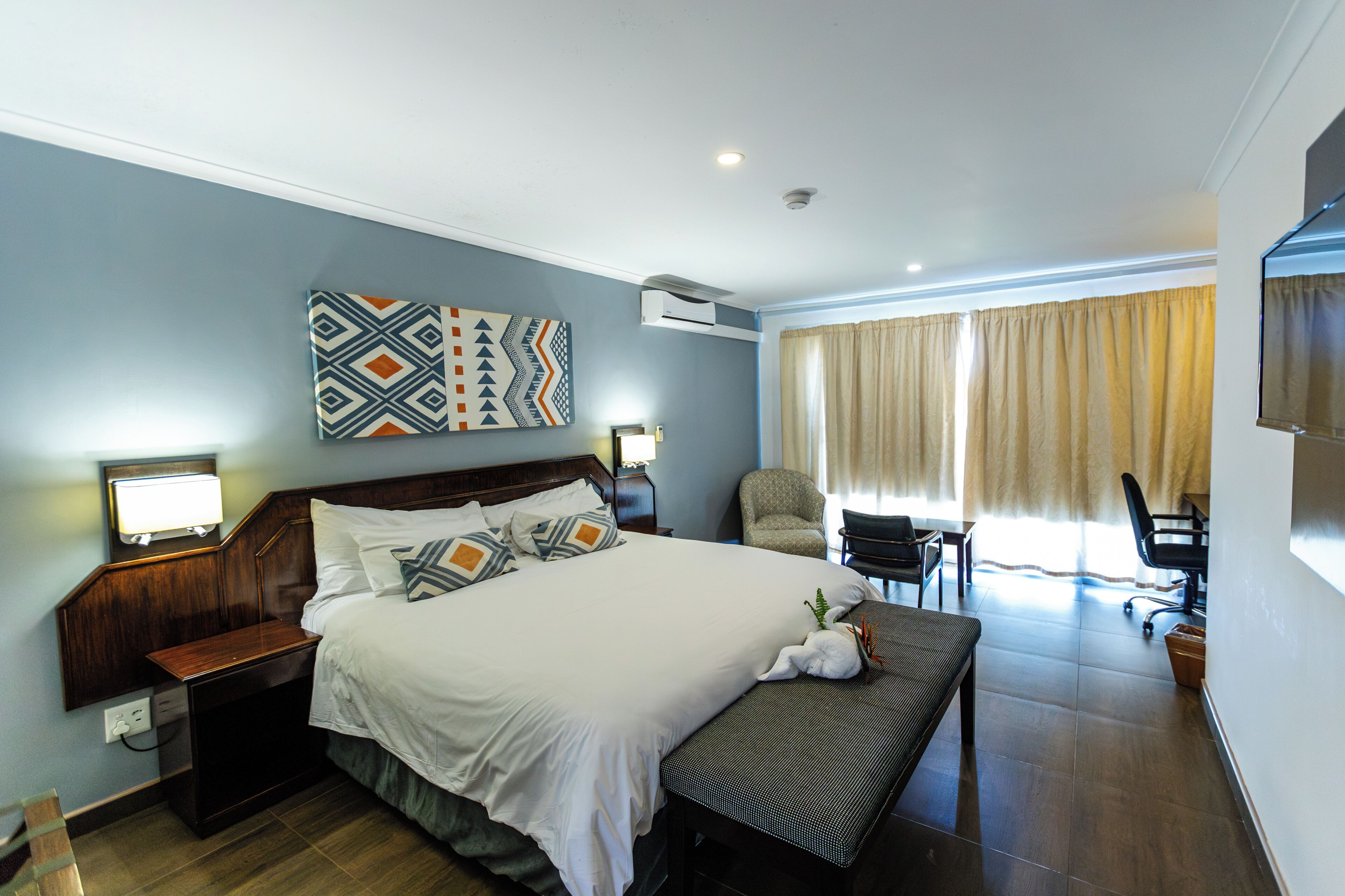 Superior Room | Peti besi dalam bilik, dihias secara berasingan, meja 