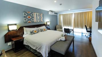 Superior Room | Peti besi dalam bilik, dihias secara berasingan, meja