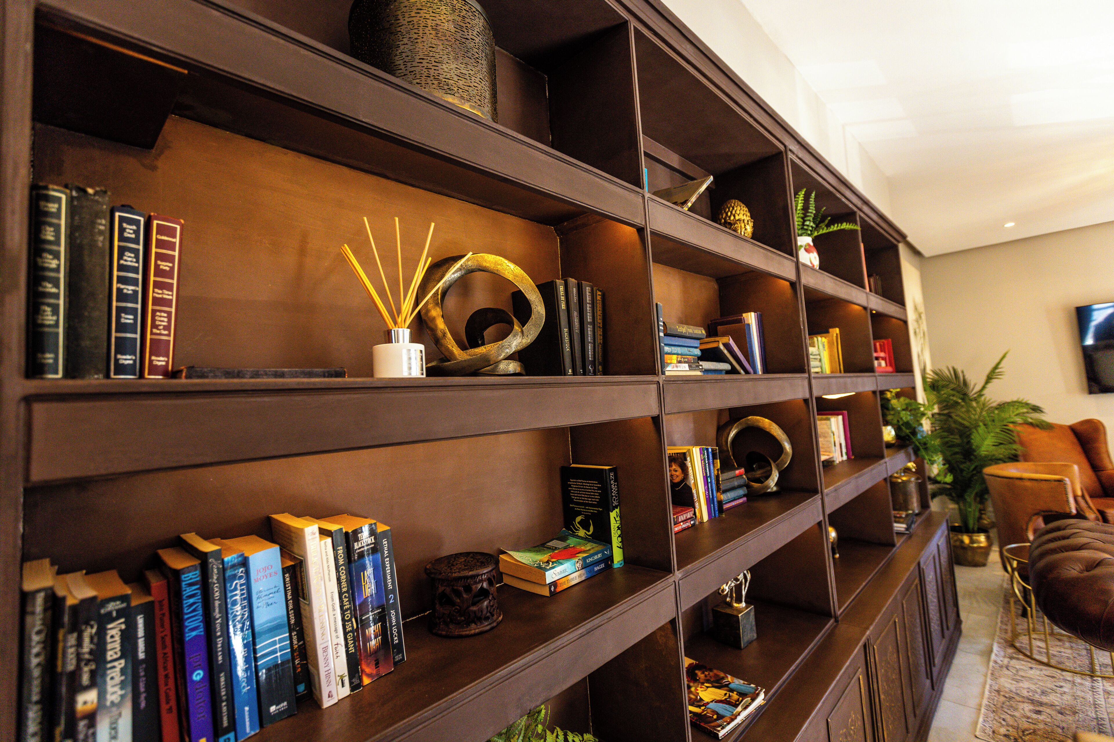 Una estantería con libros y objetos decorativos.