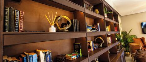 Una estantería con libros y objetos decorativos.