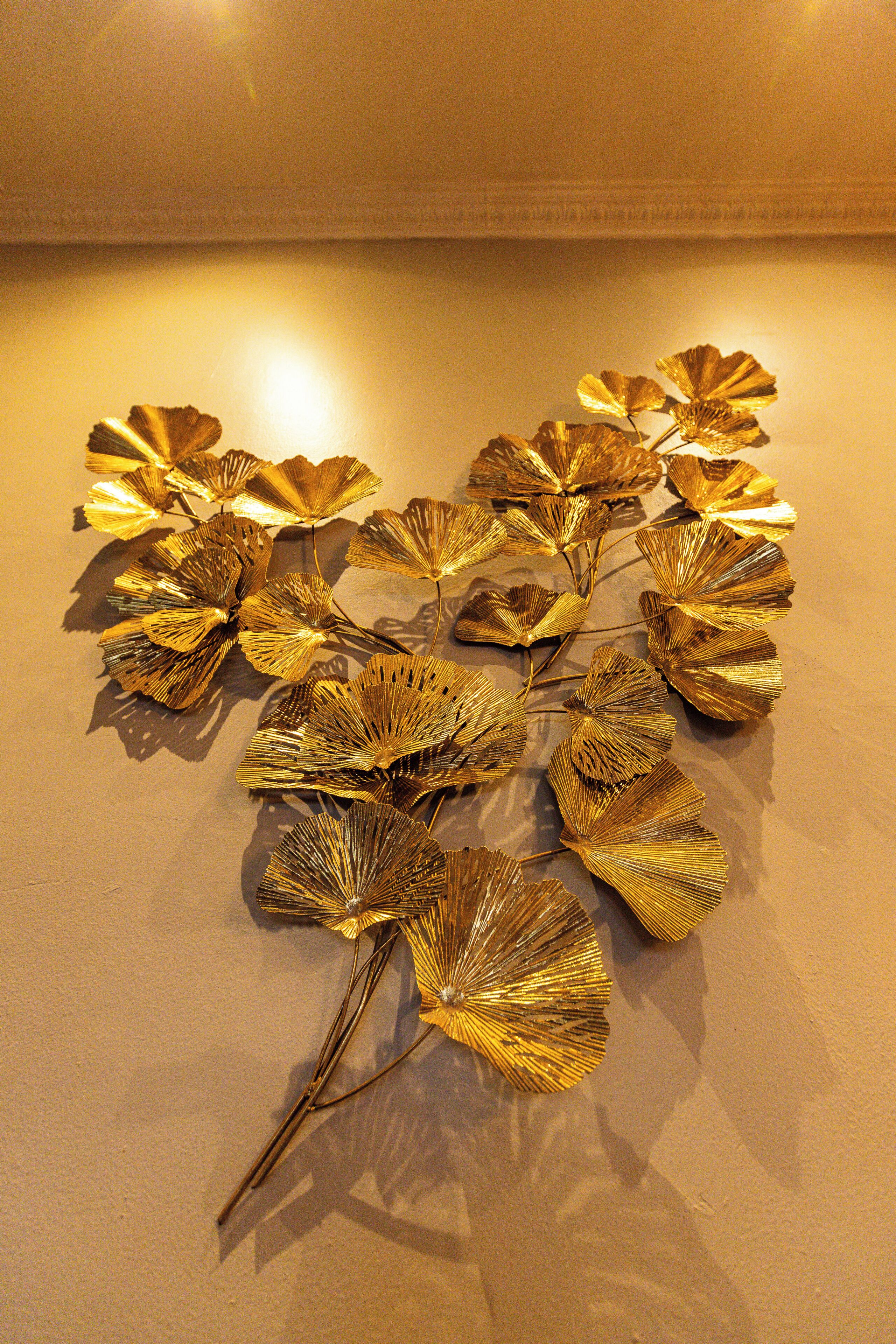 Una obra de arte mural con pan de oro.