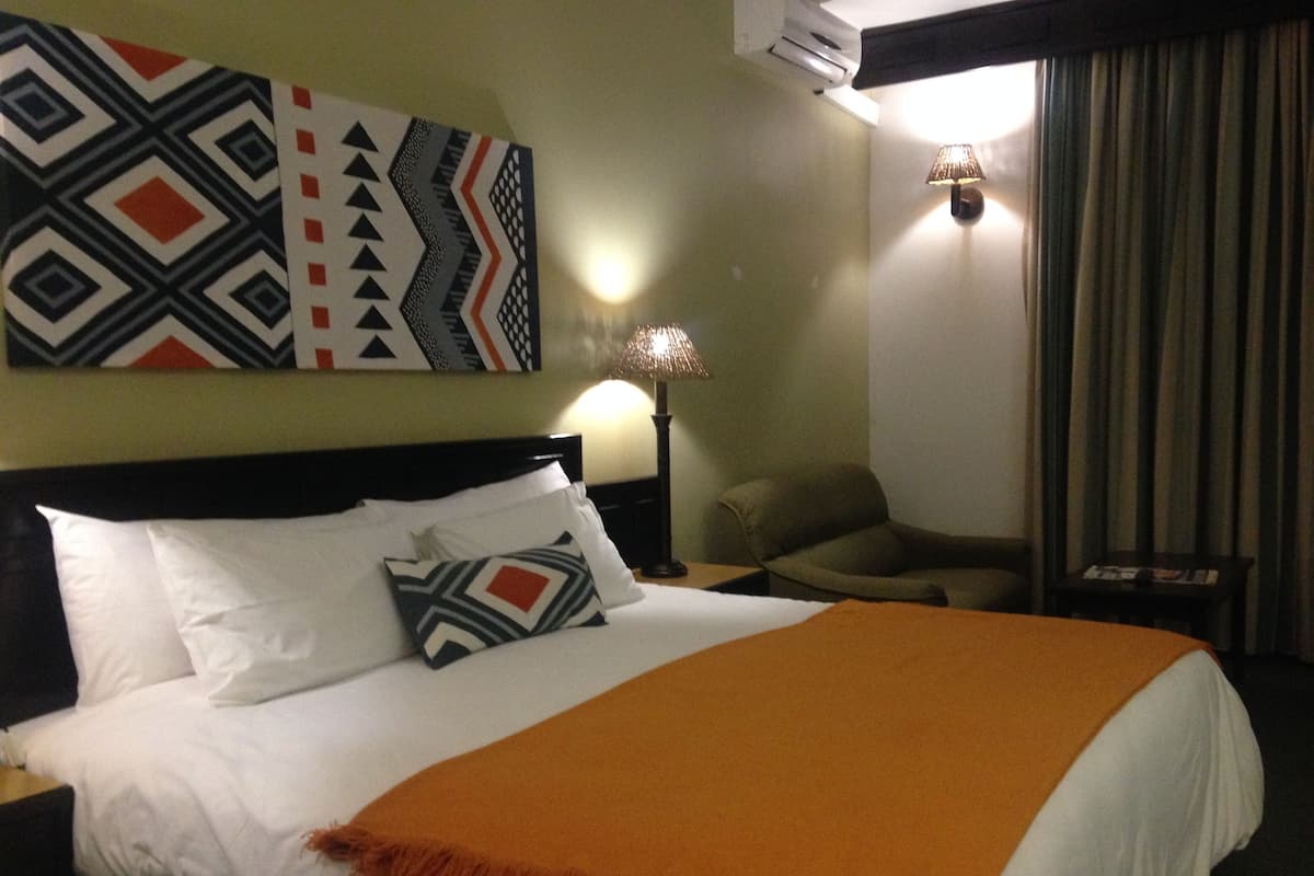 in-room safe, individually decorated, desk, laptop workspace