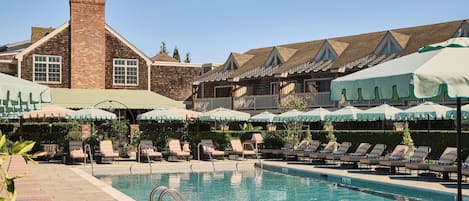 Piscine extérieure (ouverte en saison), tentes de plage