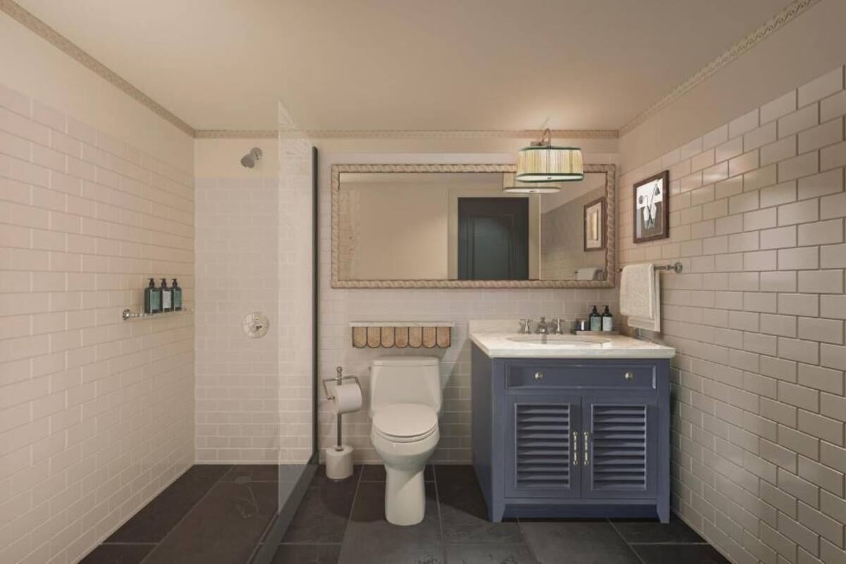 Designer-Toilettenartikel, Haartrockner, Bademäntel, Handtücher