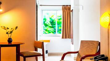 Executive Suite | Dihias secara berasingan, dilengkapkan perabot secara berasingan, meja