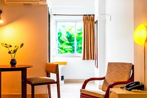 Executive Suite | Dihias secara berasingan, dilengkapkan perabot secara berasingan, meja 