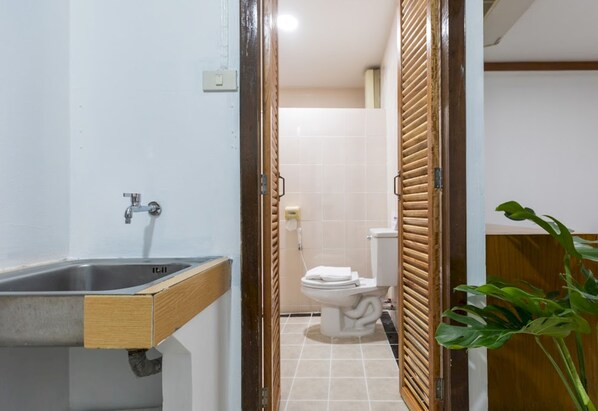 Combined shower/tub, hair dryer, slippers, towels