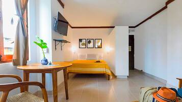 Superior Double Room | Dihias secara berasingan, dilengkapkan perabot secara berasingan, meja