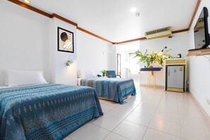 Dihias secara berasingan, dilengkapkan perabot secara berasingan, meja 