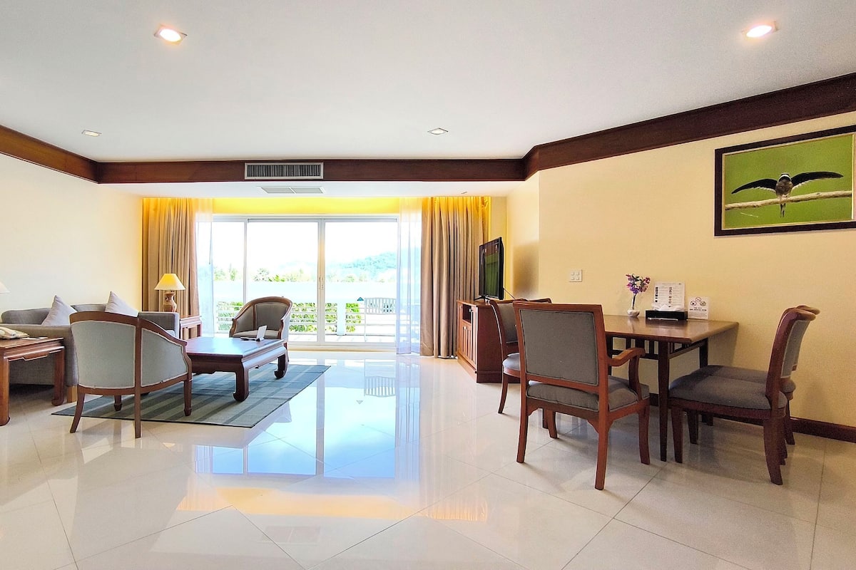 Family Suite, 2 Bedrooms | In-room dining
