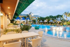 3 สระว่ายน้ำกลางแจ้ง เปิด 7:00 น. ถึง 21:00 น., ร่มริมสระว่ายน้ำ