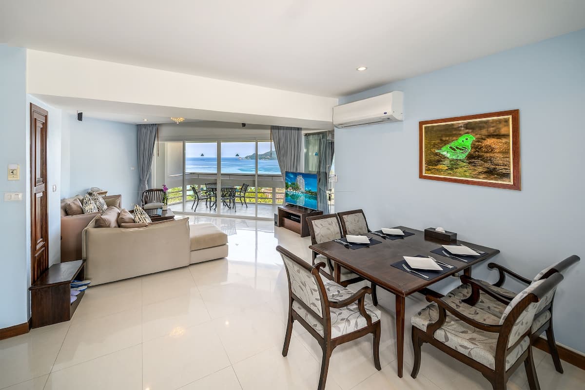 Royal Suite, 2 Bedrooms, Sea View | Living area