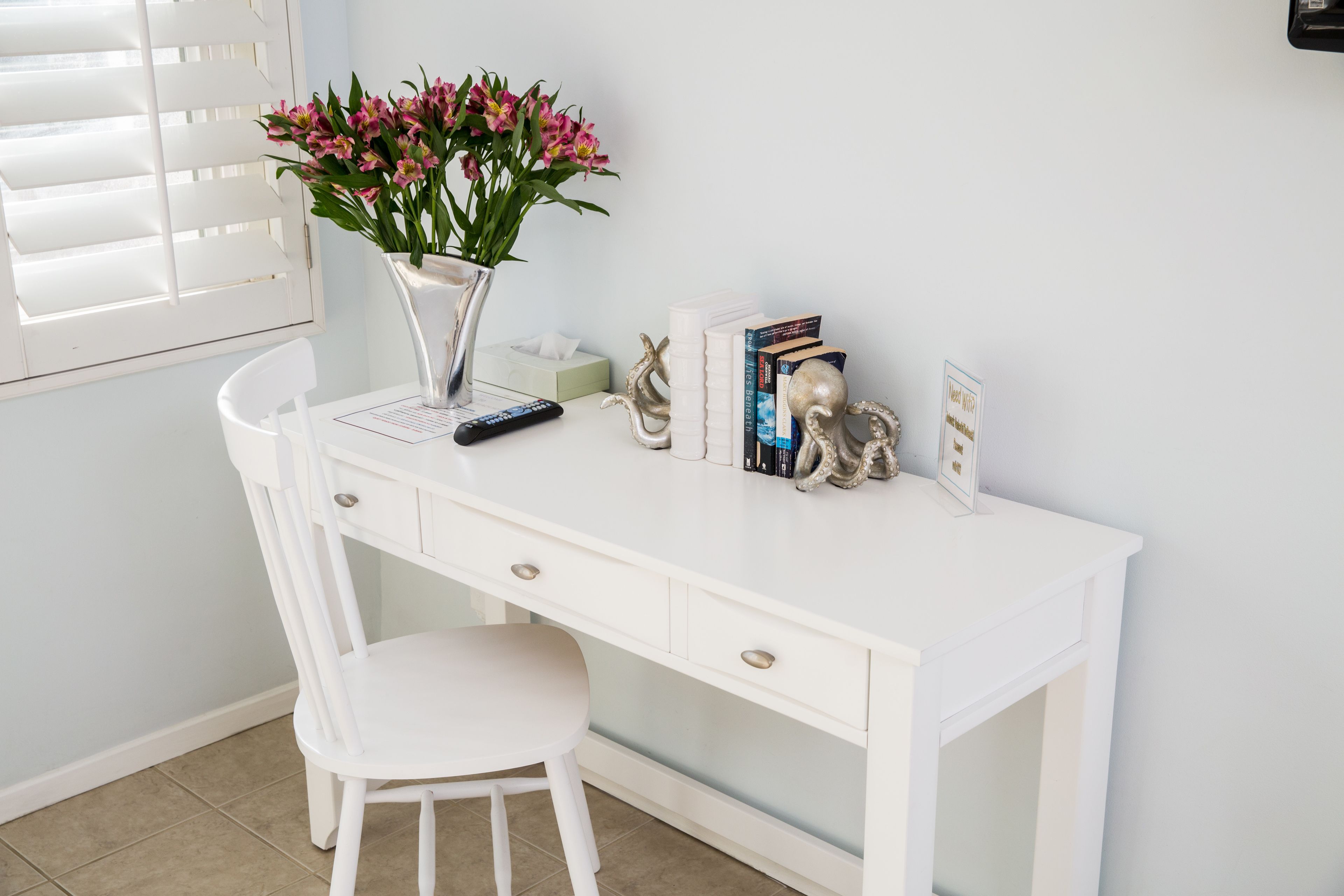 superior suite, 1 queen bed, non smoking | living area | plasma tv