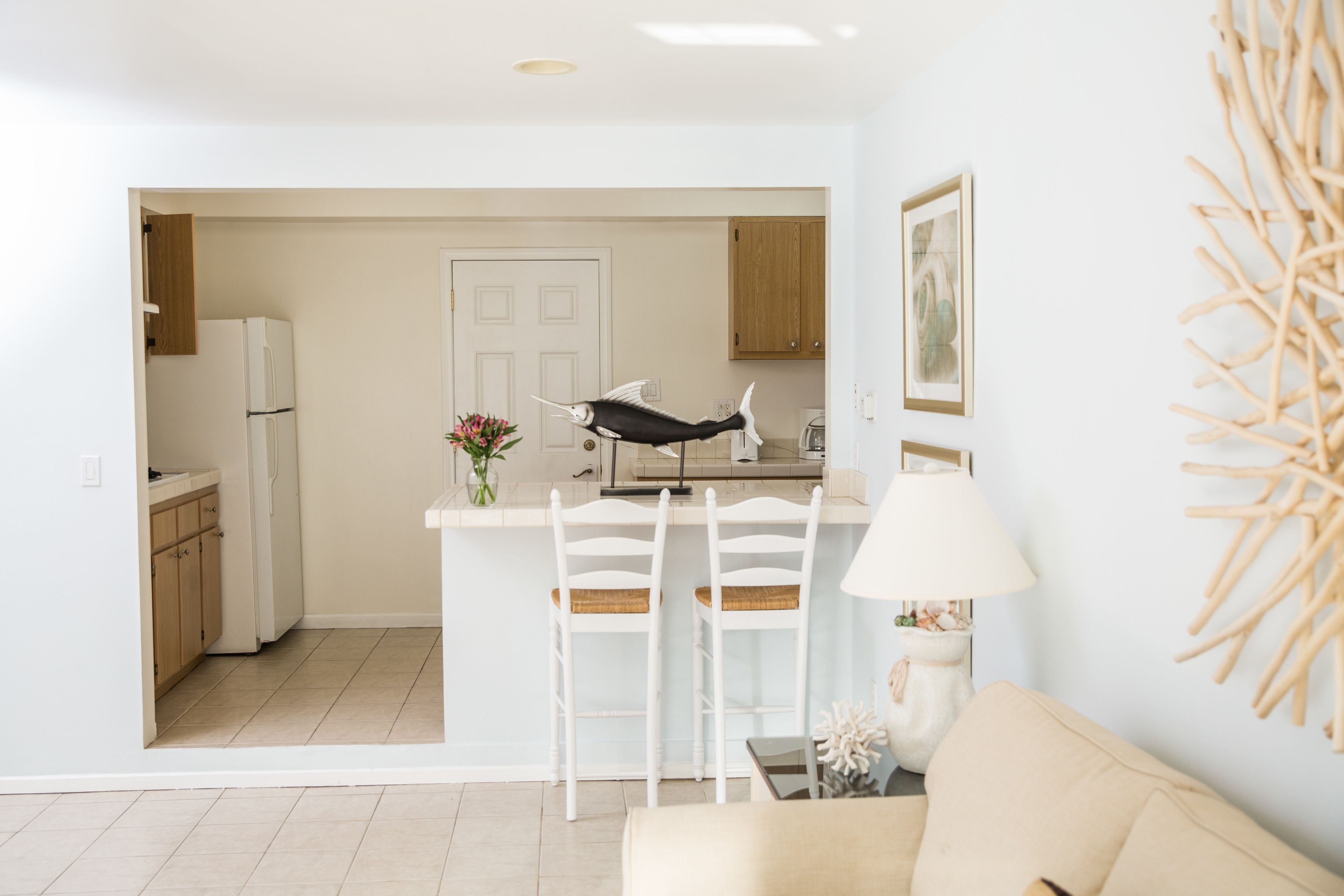 superior suite, 1 queen bed, non smoking | living area | plasma tv