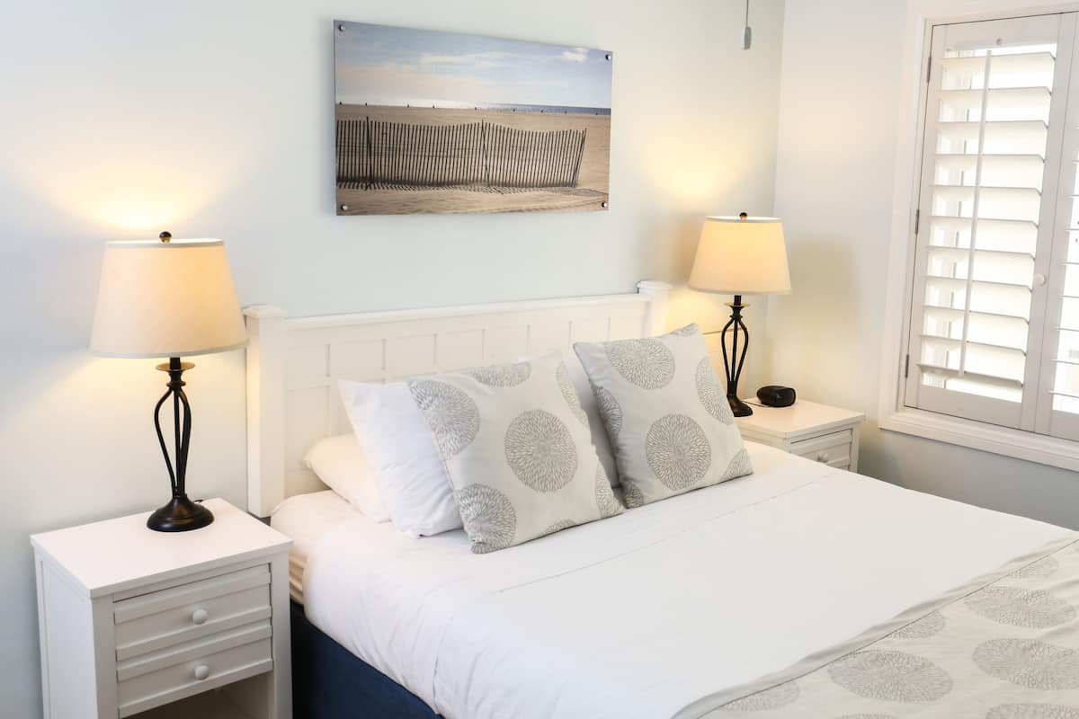 Standard Room, 1 Queen Bed, Accessible, Non Smoking | In-room safe, desk, blackout drapes, iron/ironing board