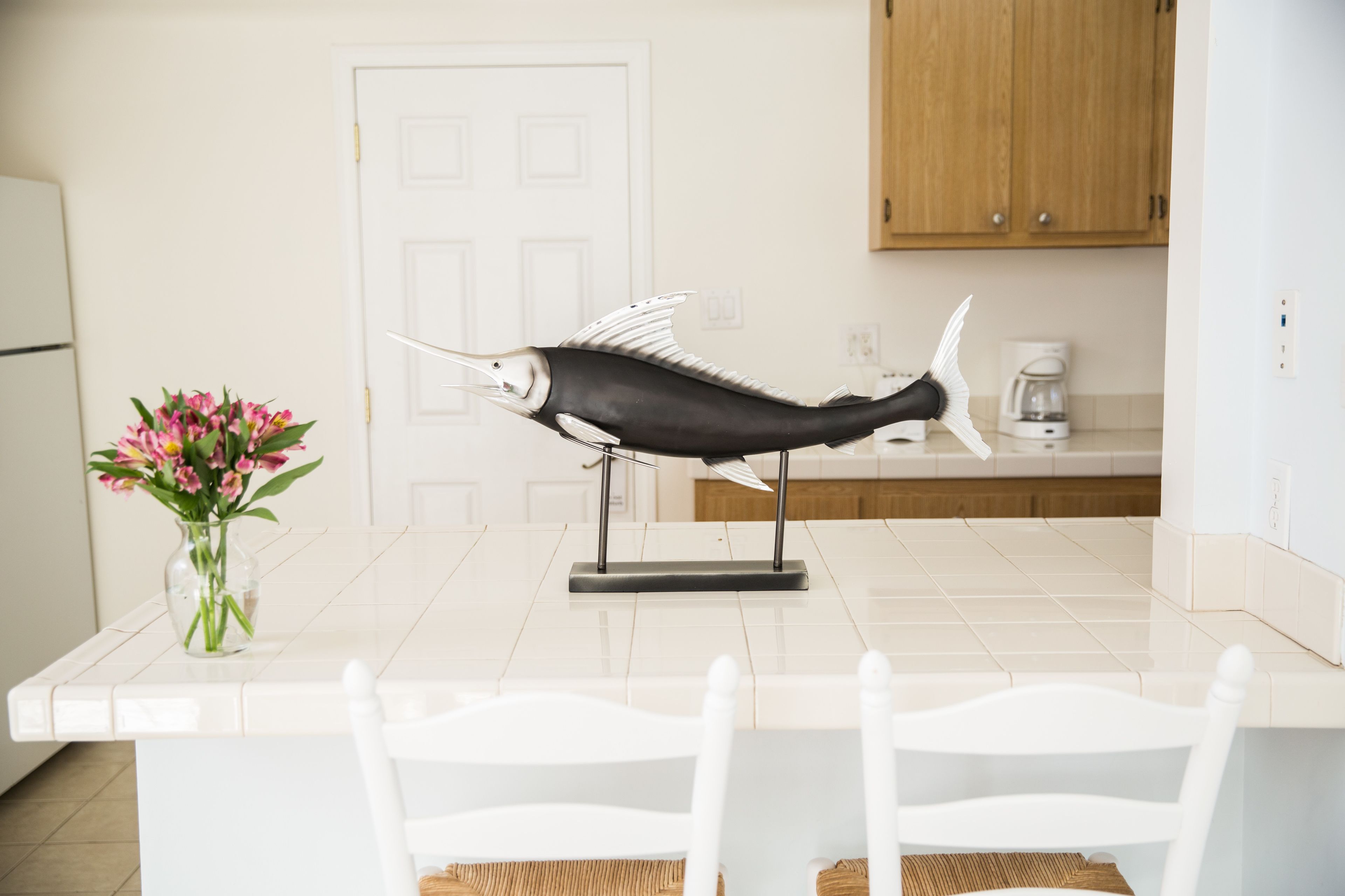 superior suite, 1 queen bed, non smoking | living area | plasma tv