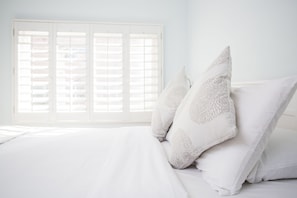 Superior Suite, 1 Queen Bed, Non Smoking | In-room safe, desk, blackout curtains, iron/ironing board - Venice on the Beach Hotel (Venice)