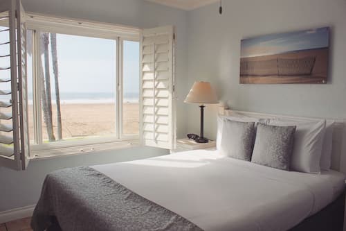 Panoramic Room, 1 Queen Bed, Non Smoking, Ocean View | In-room safe, desk, blackout drapes, iron/ironing board