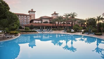 Piscine couverte, 5 piscines extérieures, tentes de plage