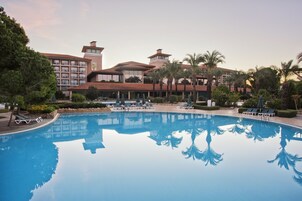 Una piscina techada, 5 piscinas al aire libre