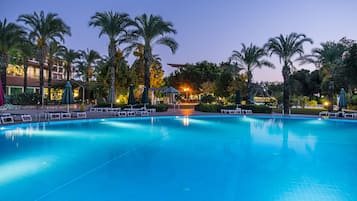 Innenpool, 5 Außenpools, Cabañas (gegen Gebühr), Sonnenschirme