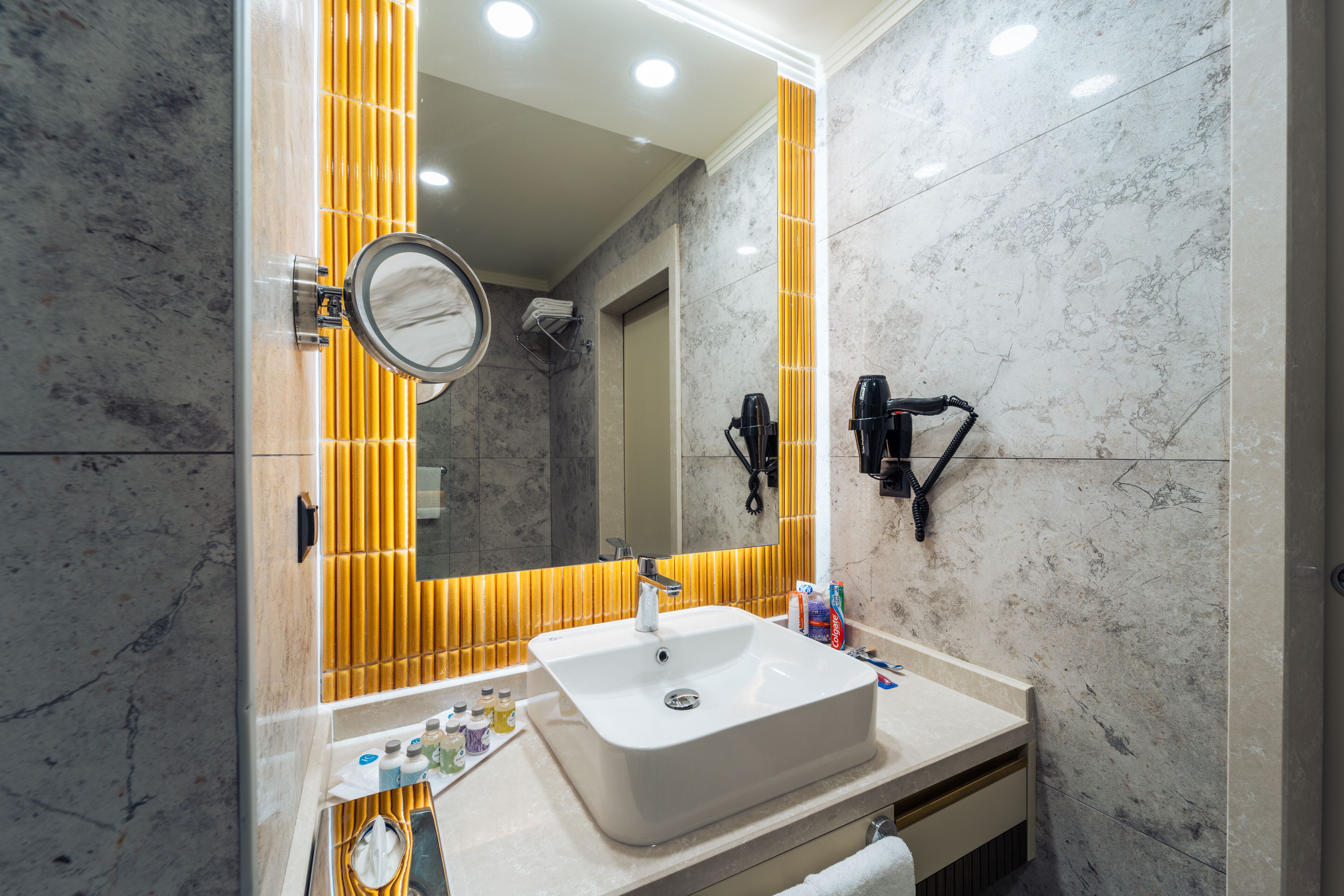 deluxe double or twin room | bathroom | bathtub, deep-soaking bathtub, free toiletries, hair dryer