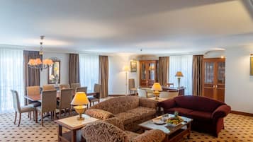 Suite, 1 Double or 2 Single Beds (King Suite) | Living room