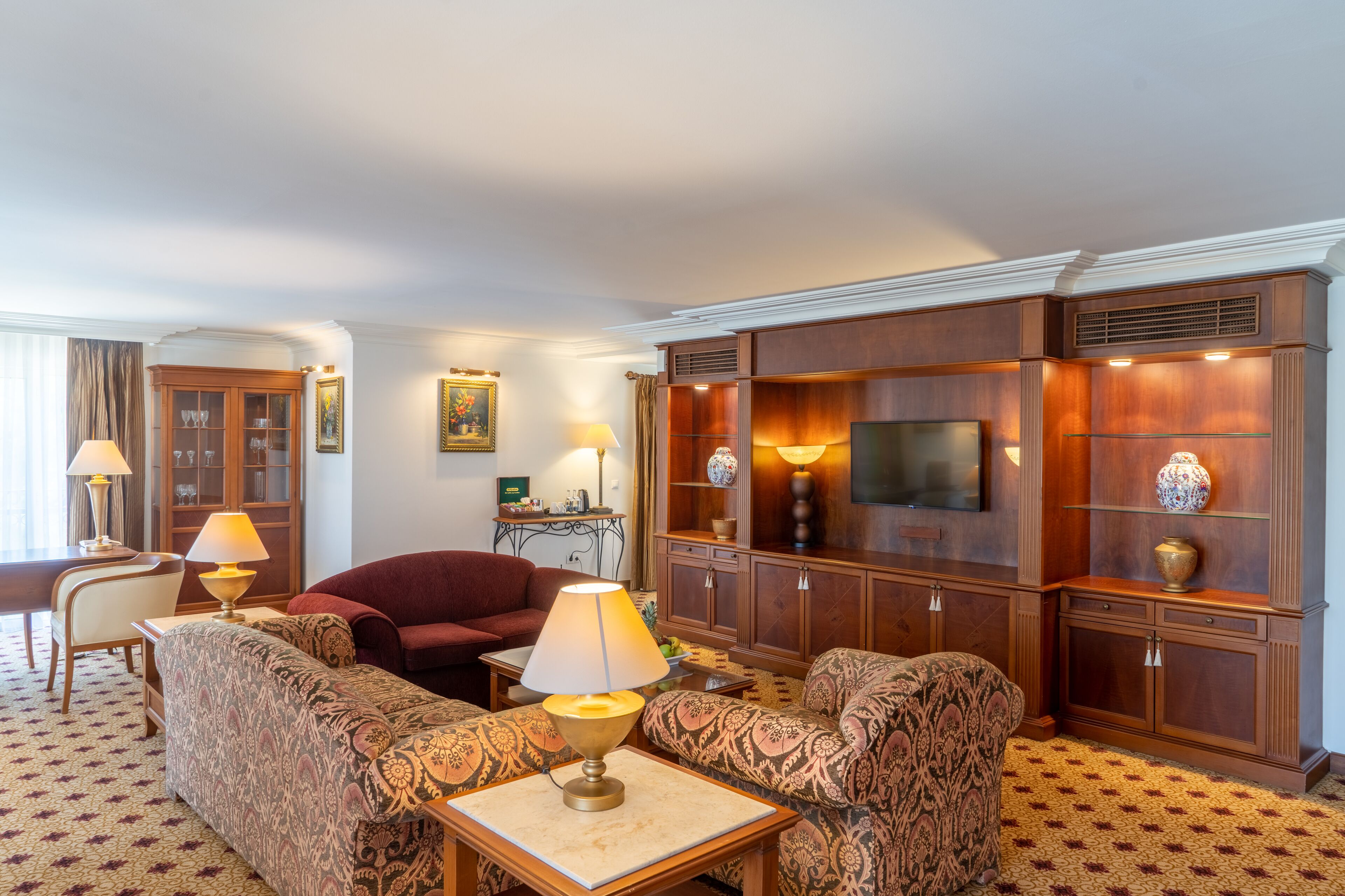 suite, 1 double or 2 single beds (king suite) | living room | 32-inch led tv with satellite channels, tv