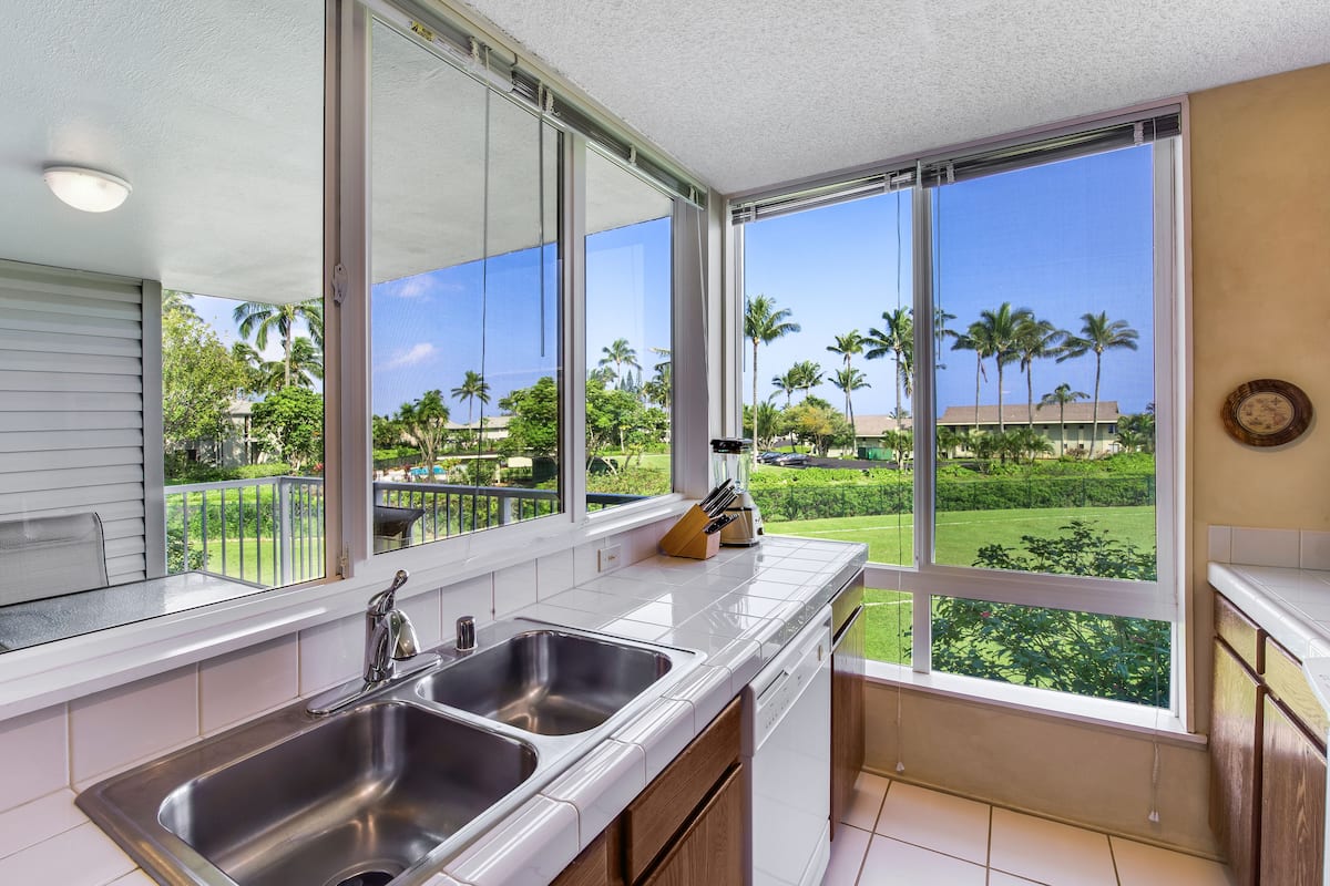 Vue sur l'océan (Standard Room, 1 Bedroom, Ocean View) | Cuisine privée | Réfrigérateur, micro-ondes, four, plaque de cuisson
