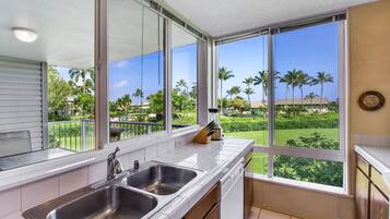 Ocean View (Standard Room, 1 Bedroom, Ocean View) | Private kitchen