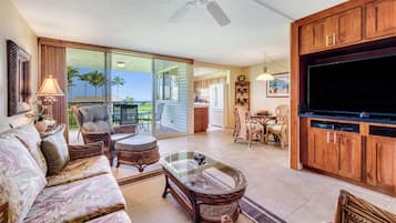 Uitzicht op zee (Standard Room, 1 Bedroom, Ocean View) | Woonruimte | Een televisie en een dvd-speler