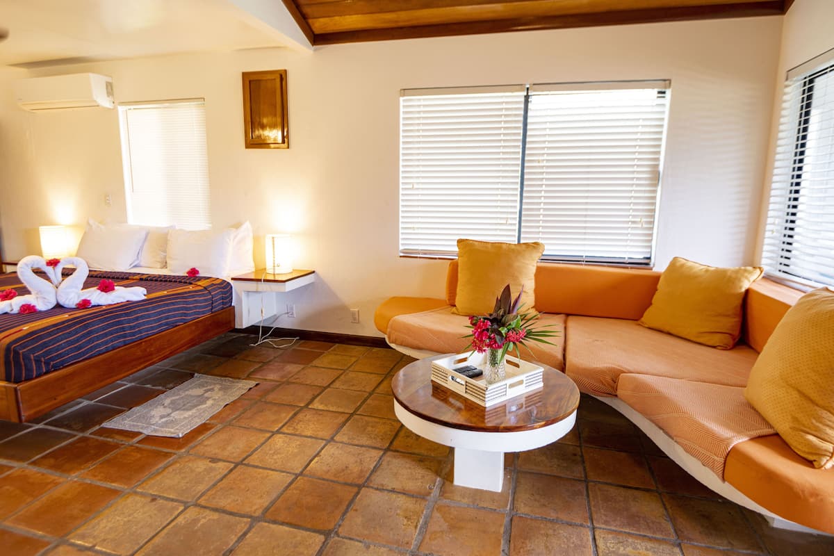 Klassieke studio suite, 1 kingsize bed, uitzicht op oceaan | 1 slaapkamer, een kluis op de kamer, individueel gedecoreerd