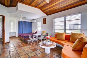 Studio Suite phong cách cổ điển, 1 giường cỡ king, quang cảnh biển, đối diện biển | Két bảo mật tại phòng, trang trí khác biệt 