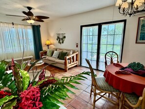 Căn hộ Tiêu chuẩn, sát bãi biển | Khu phòng khách | TV màn hình phẳng 