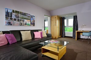 Suite estudio clásica | Ropa de cama de alta calidad, caja fuerte, escritorio