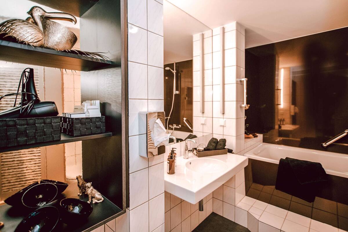 design double room | bathroom | free toiletries, hair dryer, slippers, towels