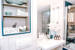 Design Double Room | Bathroom | Free toiletries, hair dryer, slippers, towels - Hotel Concorde (Bad Soden am Taunus)